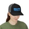 Elegante gorra de Camionero, bordada, perfecta para uso casual, una opción moderna y cómoda.