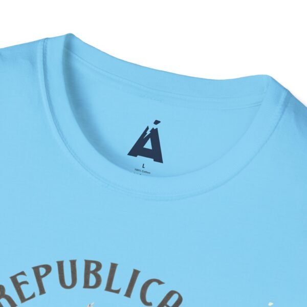 Celebra tu herencia guatemalteca con esta camiseta unisex con orgullo, perfecta para pasear.