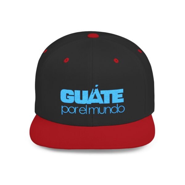 Esta gorra plana es elegante y ajustable, perfecta para el día a día.