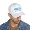 Elegante gorra bordada cerrada para cualquier ocasión.