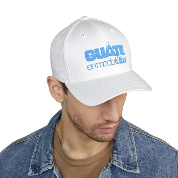 Elegante gorra bordada cerrada para cualquier ocasión.