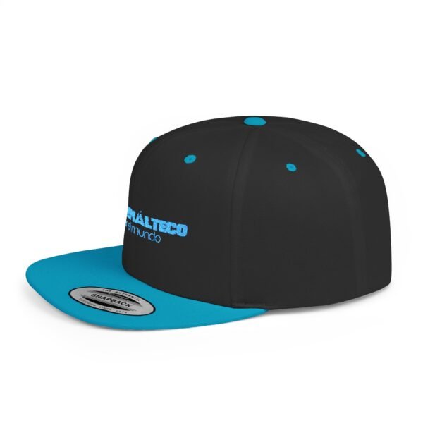 Esta gorra plana es elegante y ajustable, perfecta para el día a día.