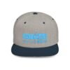 Esta gorra plana es elegante y ajustable, perfecta para el día a día.