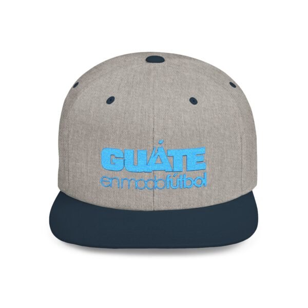 Esta gorra plana es elegante y ajustable, perfecta para el día a día.