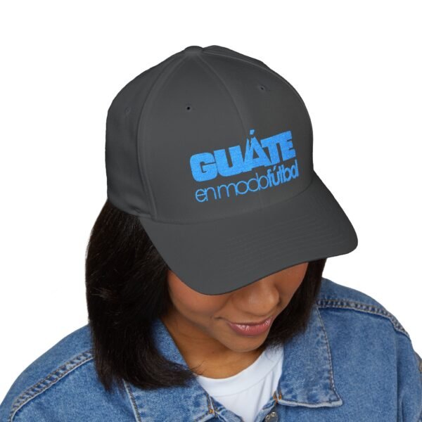Elegante gorra bordada cerrada para cualquier ocasión.