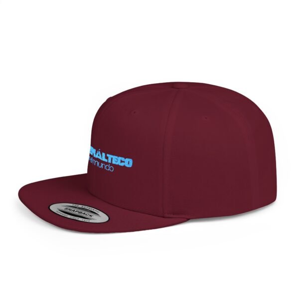 Esta gorra plana es elegante y ajustable, perfecta para el día a día.