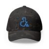 Elegante gorra cerrada con estructura, ofrece un aire deportivo y aventurero.