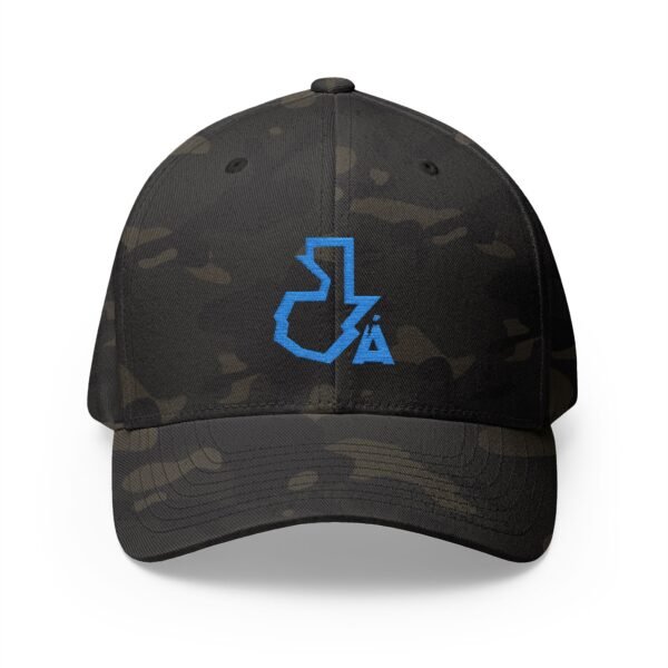 Elegante gorra cerrada con estructura, ofrece un aire deportivo y aventurero.