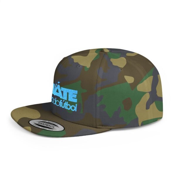 Esta gorra plana es elegante y ajustable, perfecta para el día a día.
