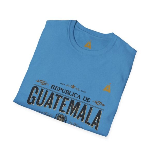 Celebra tu herencia guatemalteca con esta camiseta unisex con orgullo, perfecta para pasear.