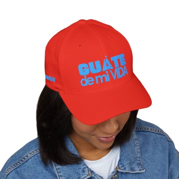 Elegante gorra bordada cerrada para cualquier ocasión. Perfecta como gorra deportiva.
