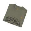 Celebra tu herencia guatemalteca con esta camiseta unisex con orgullo, perfecta para pasear.
