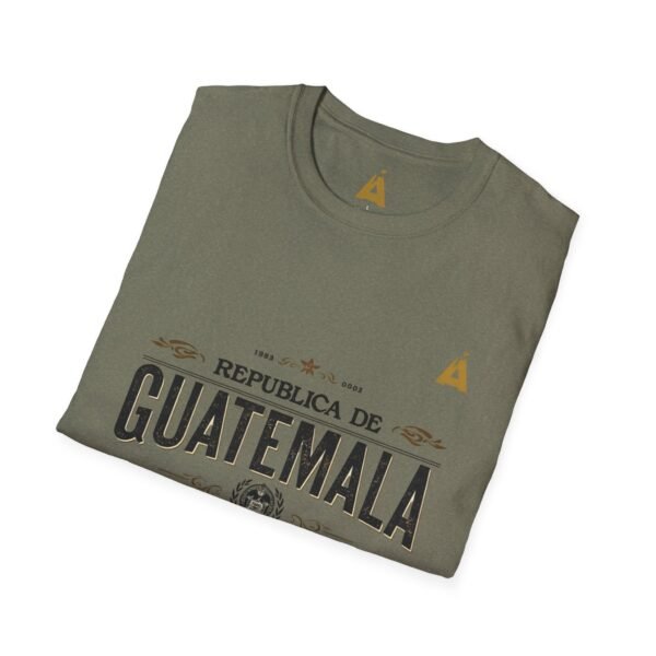 Celebra tu herencia guatemalteca con esta camiseta unisex con orgullo, perfecta para pasear.