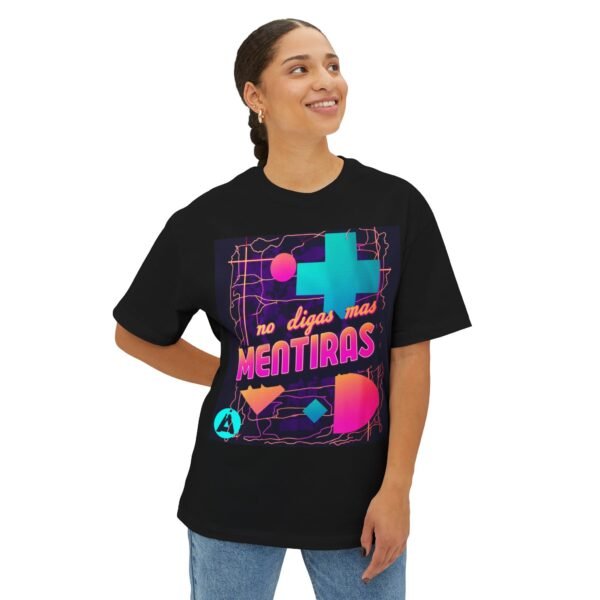 Camiseta holgada inspirada en los 80s, perfecta para salidas informales, con un aire divertido y nostálgico.