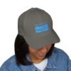 Elegante gorra bordada cerrada para cualquier ocasión.