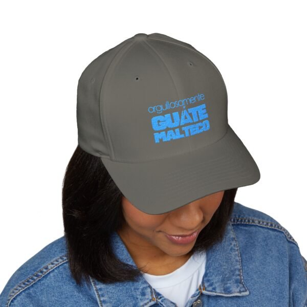 Elegante gorra bordada cerrada para cualquier ocasión.