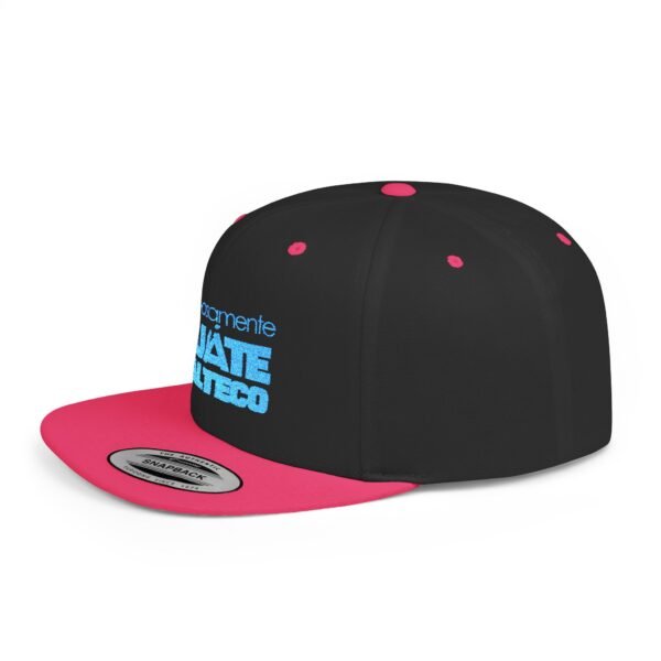 Esta gorra plana es elegante y ajustable, perfecta para el día a día.