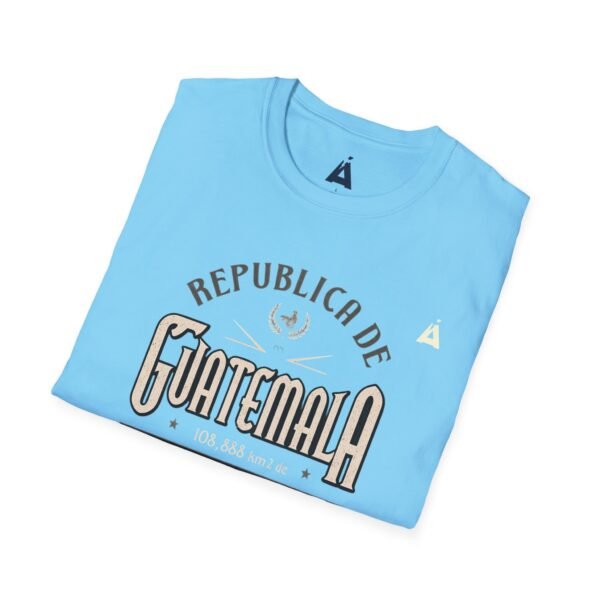 Celebra tu herencia guatemalteca con esta camiseta unisex con orgullo, perfecta para pasear.