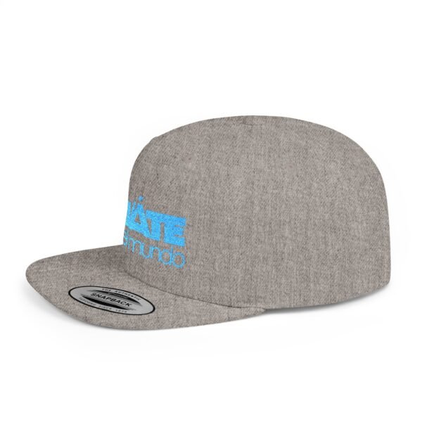 Esta gorra plana es elegante y ajustable, perfecta para el día a día.