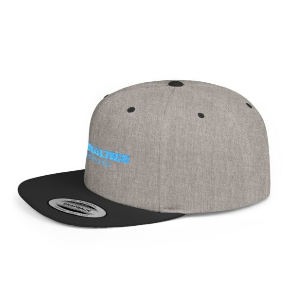 Esta gorra plana es elegante y ajustable, perfecta para el día a día.
