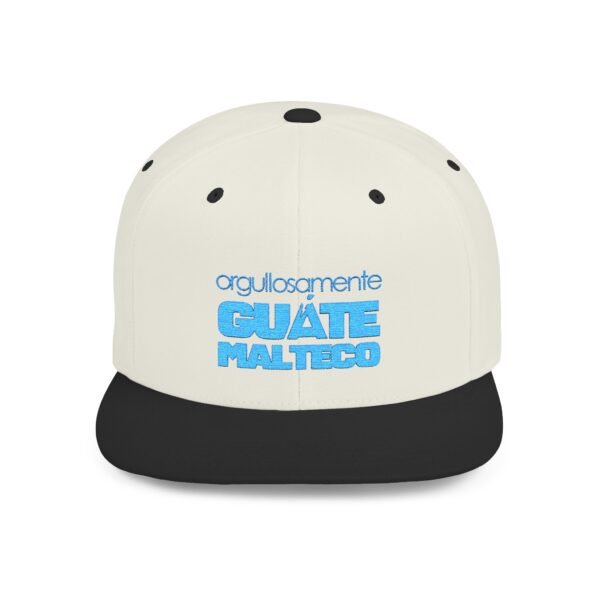 Esta gorra plana es elegante y ajustable, perfecta para el día a día.