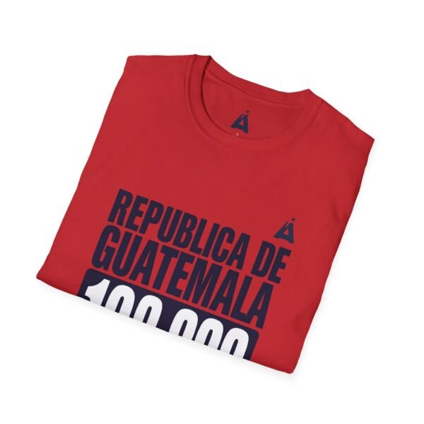Celebra tu herencia guatemalteca con esta camiseta unisex con orgullo, perfecta para pasear.