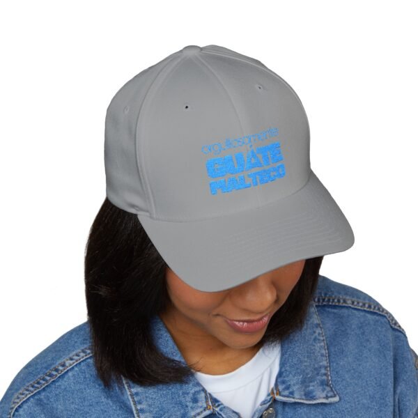 Elegante gorra bordada cerrada para cualquier ocasión.