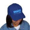 Elegante gorra bordada cerrada para cualquier ocasión.