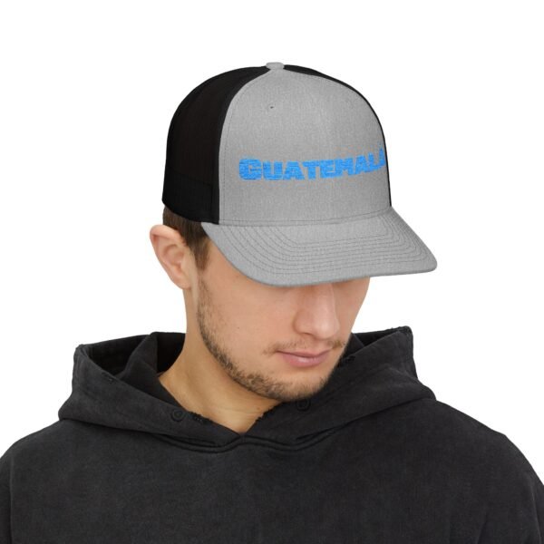 Elegante gorra de Camionero, bordada, perfecta para uso casual, una opción moderna y cómoda.