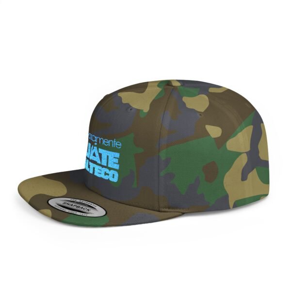 Esta gorra plana es elegante y ajustable, perfecta para el día a día.