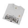 Celebra tu herencia guatemalteca con esta camiseta unisex con orgullo, perfecta para pasear.