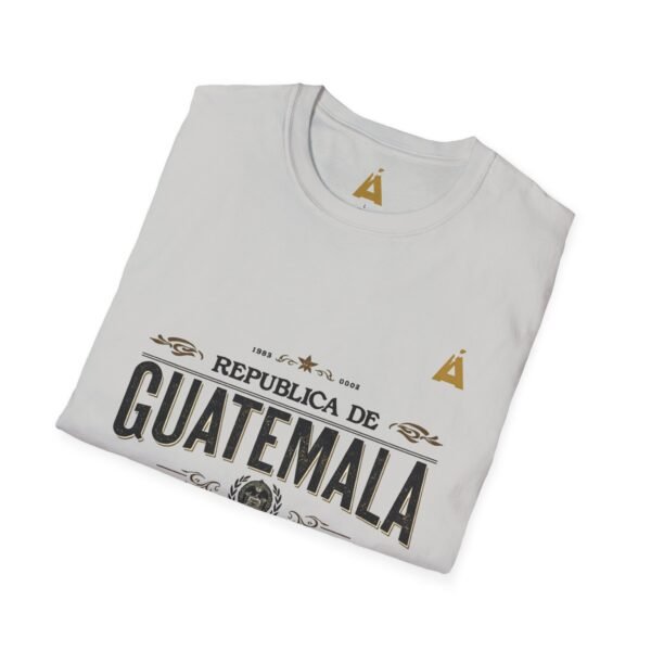 Celebra tu herencia guatemalteca con esta camiseta unisex con orgullo, perfecta para pasear.