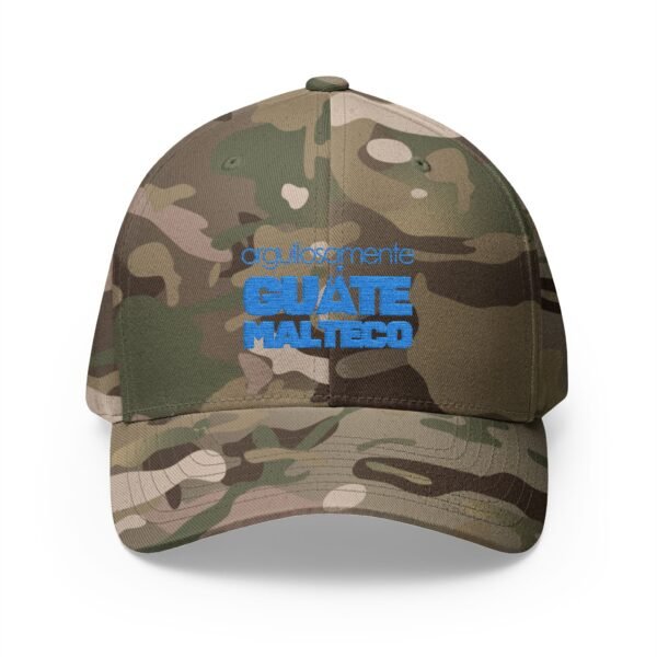 Elegante gorra bordada cerrada para cualquier ocasión.