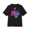 Camiseta holgada inspirada en los 80s, perfecta para salidas informales, con un aire divertido y nostálgico.