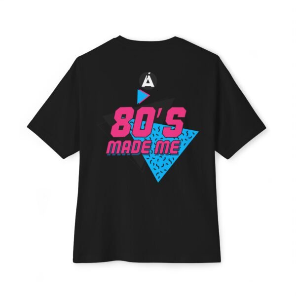 Camiseta holgada inspirada en los 80s, perfecta para salidas informales, con un aire divertido y nostálgico.