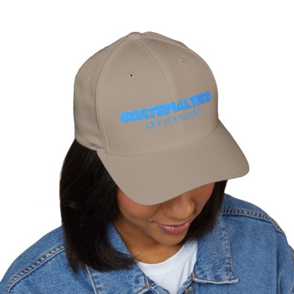 Elegante gorra bordada cerrada para cualquier ocasión. Perfecta como gorra deportiva.