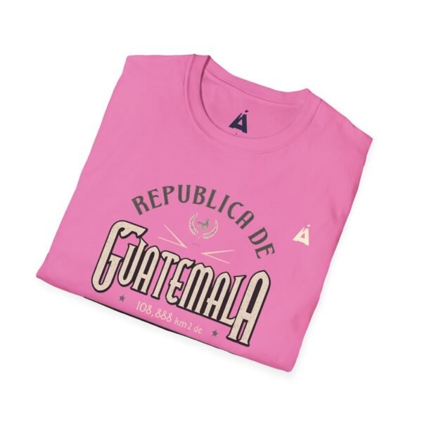 Celebra tu herencia guatemalteca con esta camiseta unisex con orgullo, perfecta para pasear.