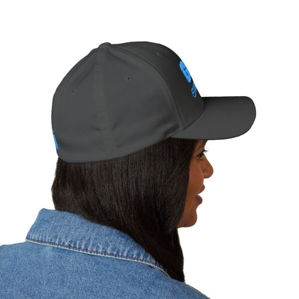 Elegante gorra bordada cerrada para cualquier ocasión.