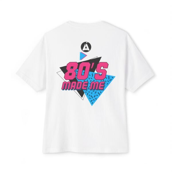 Camiseta holgada inspirada en los 80s, perfecta para salidas informales, con un aire divertido y nostálgico.