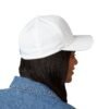 Elegante gorra cerrada con estructura, ofrece un aire deportivo y aventurero.