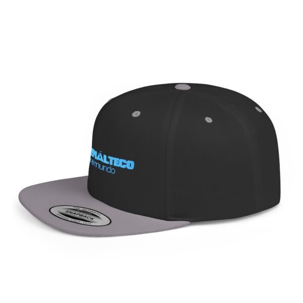 Esta gorra plana es elegante y ajustable, perfecta para el día a día.