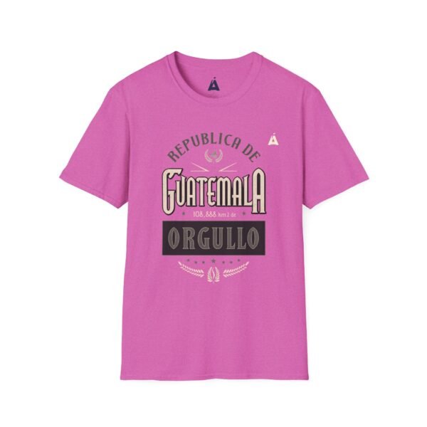Celebra tu herencia guatemalteca con esta camiseta unisex con orgullo, perfecta para pasear.