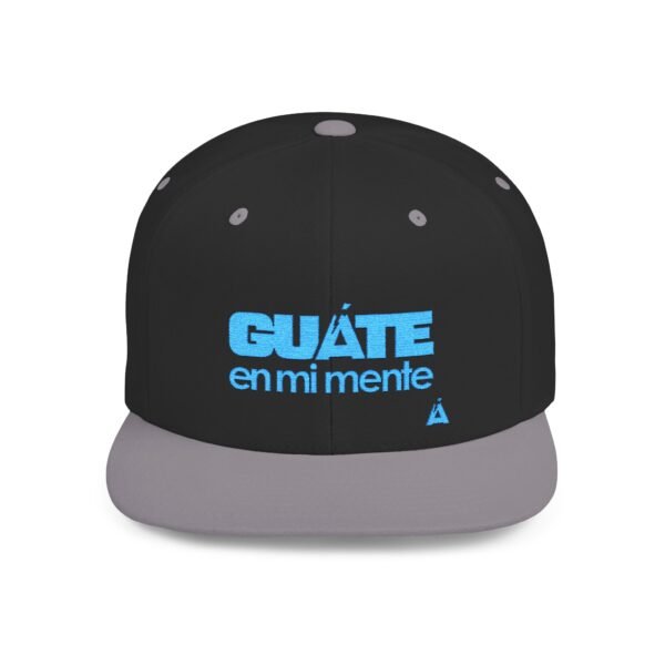 Esta gorra plana es elegante y ajustable, perfecta para el día a día.