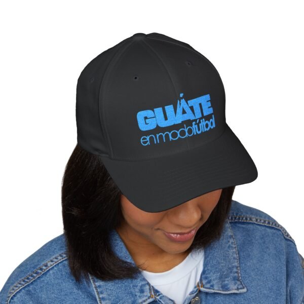 Elegante gorra bordada cerrada para cualquier ocasión.