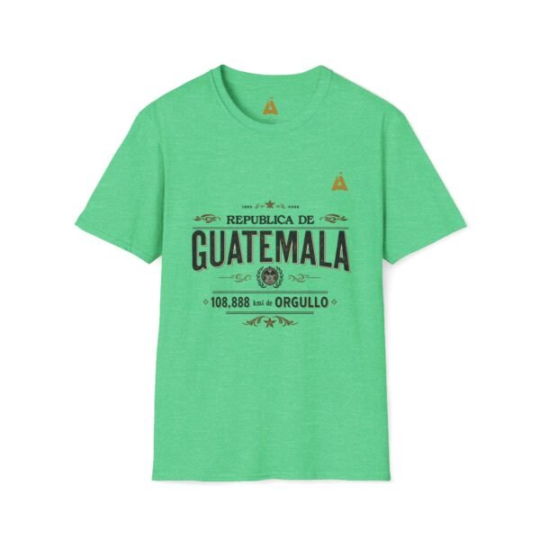 Celebra tu herencia guatemalteca con esta camiseta unisex con orgullo, perfecta para pasear.