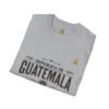 Celebra tu herencia guatemalteca con esta camiseta unisex con orgullo, perfecta para pasear.