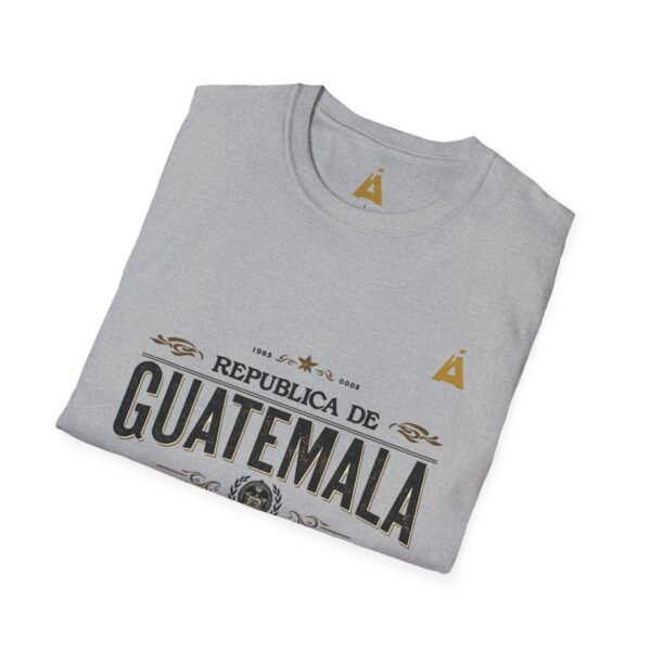 Celebra tu herencia guatemalteca con esta camiseta unisex con orgullo, perfecta para pasear.