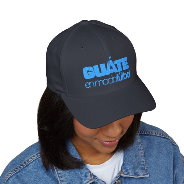Elegante gorra bordada cerrada para cualquier ocasión.