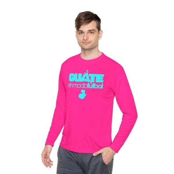 Camiseta unisex ligera manga larga espíritu guatemalteco perfecta para cualquier aficionado al fútbol.