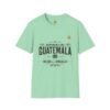 Celebra tu herencia guatemalteca con esta camiseta unisex con orgullo, perfecta para pasear.